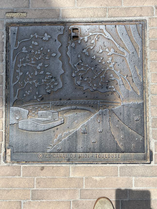 Des plaques en bronze sont présentes sur le sol sur les quais de Toulouse et évoquent le Canal du Midi.