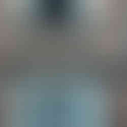 Belles fenêtres avec. contours sculptés de cet immeuble datant du Moyen Âge à Toulouse.