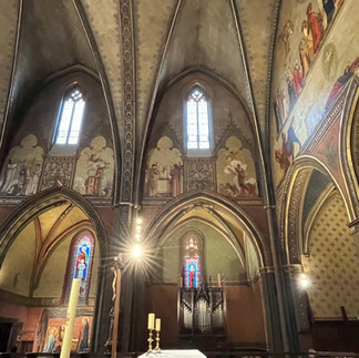 Very beautiful marble altar and magnificent wall paintings in this church in Toulouse.