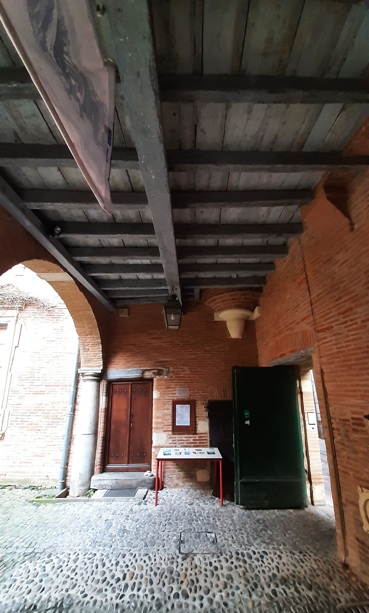 Plafond en bois d'époque à l'entrée de ce magnifique hôtel particulier de Toulouse.