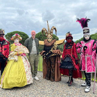 Grupo de personas con temática del carnaval de Venecia, fotografiado con el blog de Toulouse.