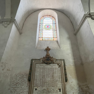 En la entrada de esta espléndida iglesia barroca de Toulouse se encuentra un monumento a los muertos de mármol.