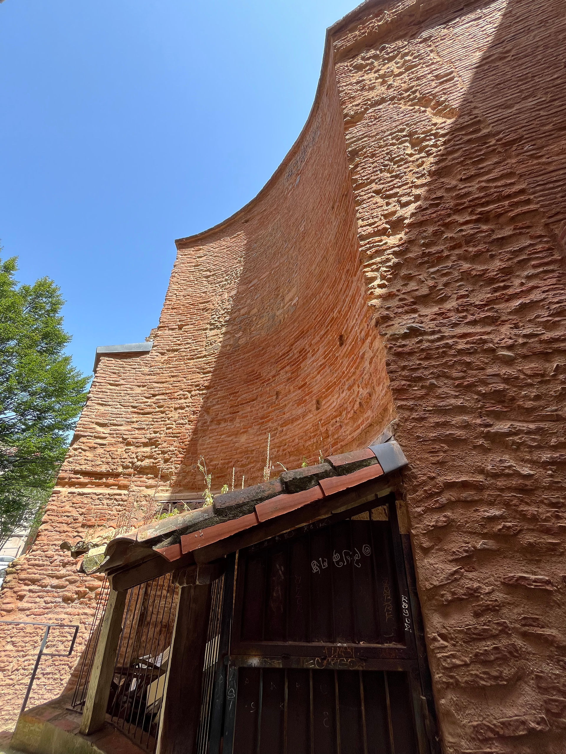 Morceau de remparts rénovés, qui constitué une ancienne prison de Toulouse située dans le quartier des jardins à Toulouse.