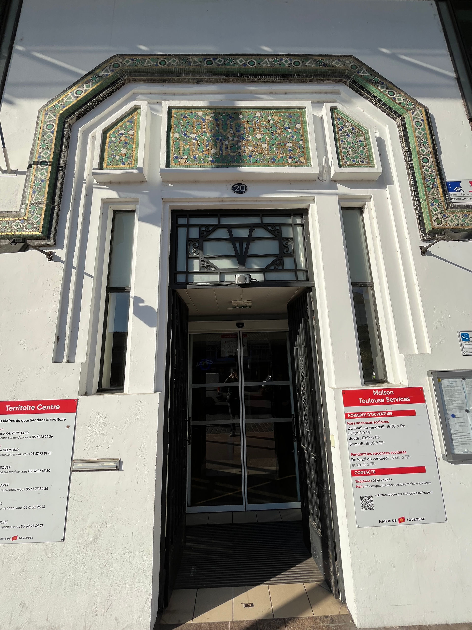 Photo showing the entrance of the public showers of Toulouse.