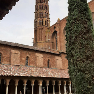 Foto que muestra una vista general del espléndido claustro medieval De la Iglesia de los Jacobinos de Toulouse.