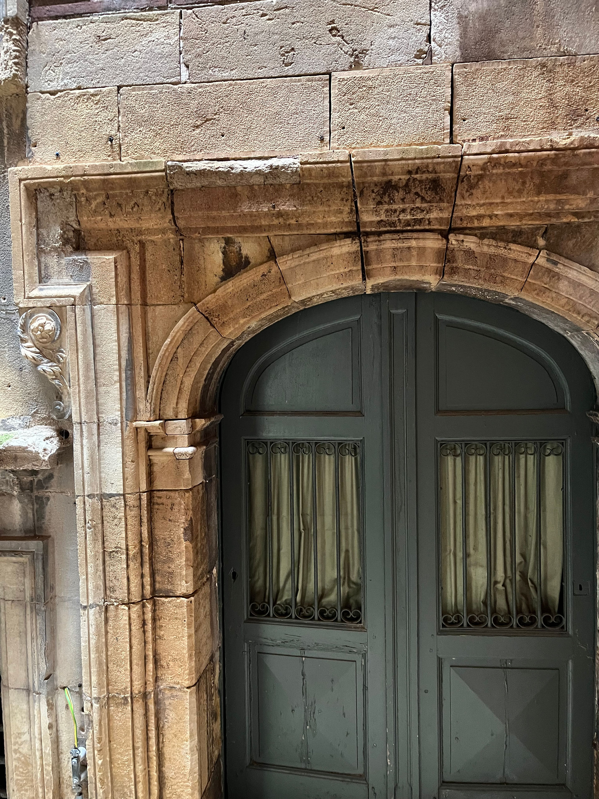 Vielle porte de ce bel hôtel particulier de Toulouse situé dans une des trois cours de cet hôtel particulier de Toulouse.