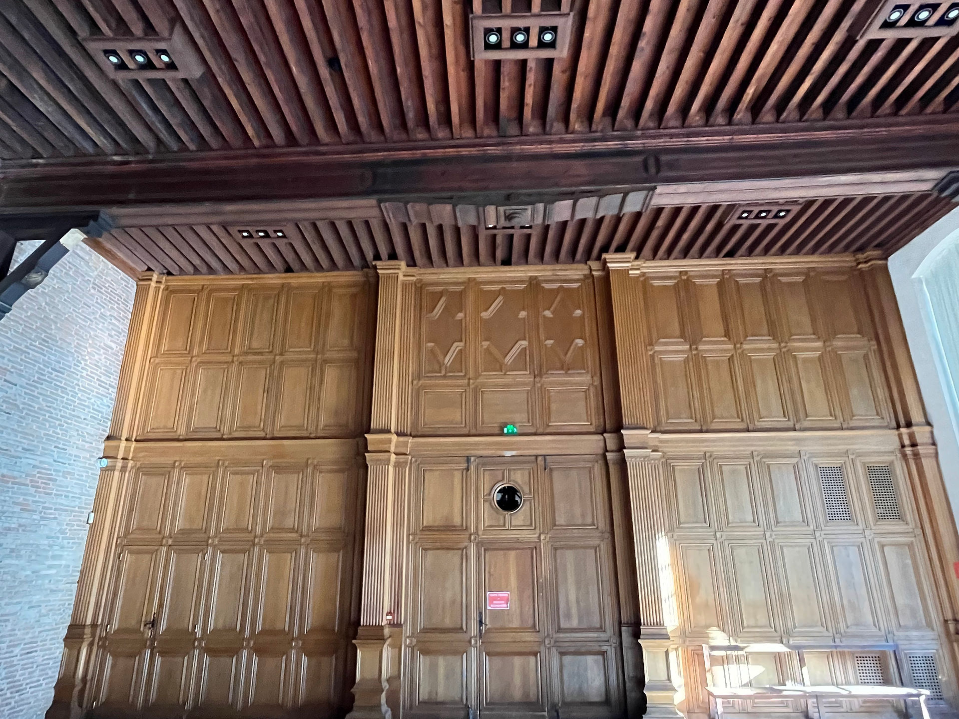 Plafond d'époque, murr et entrée en bois travaillés à L'Hôtel Dieu Saint-Jacques de Toulouse.