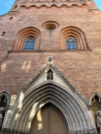 The magnificent entrance porch of the "TAUR " ' s church in Toulouse.