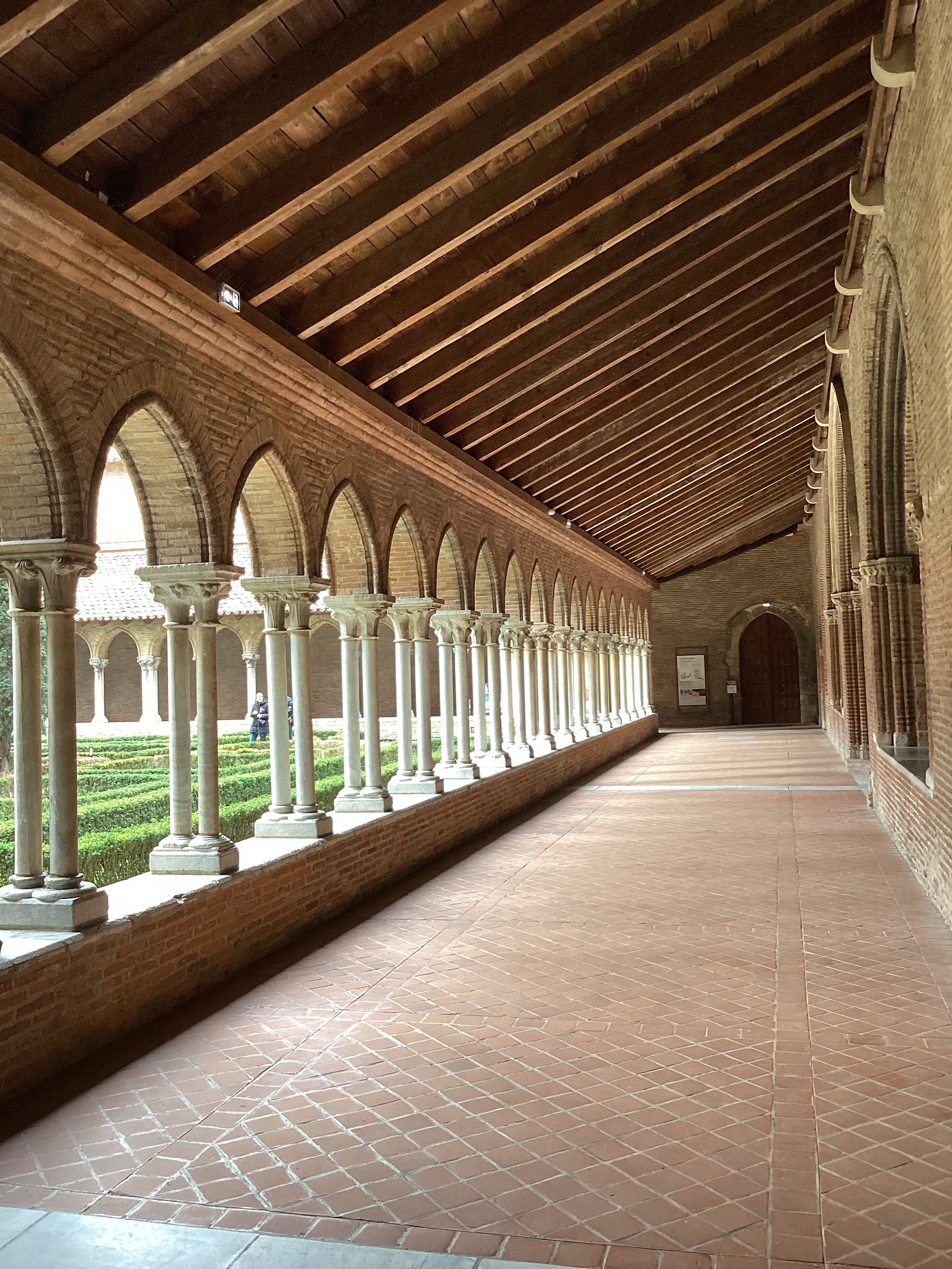 Allée du couvent des Jacobins de Toulouse et travail du plafond en bois tout à fait remarquable.