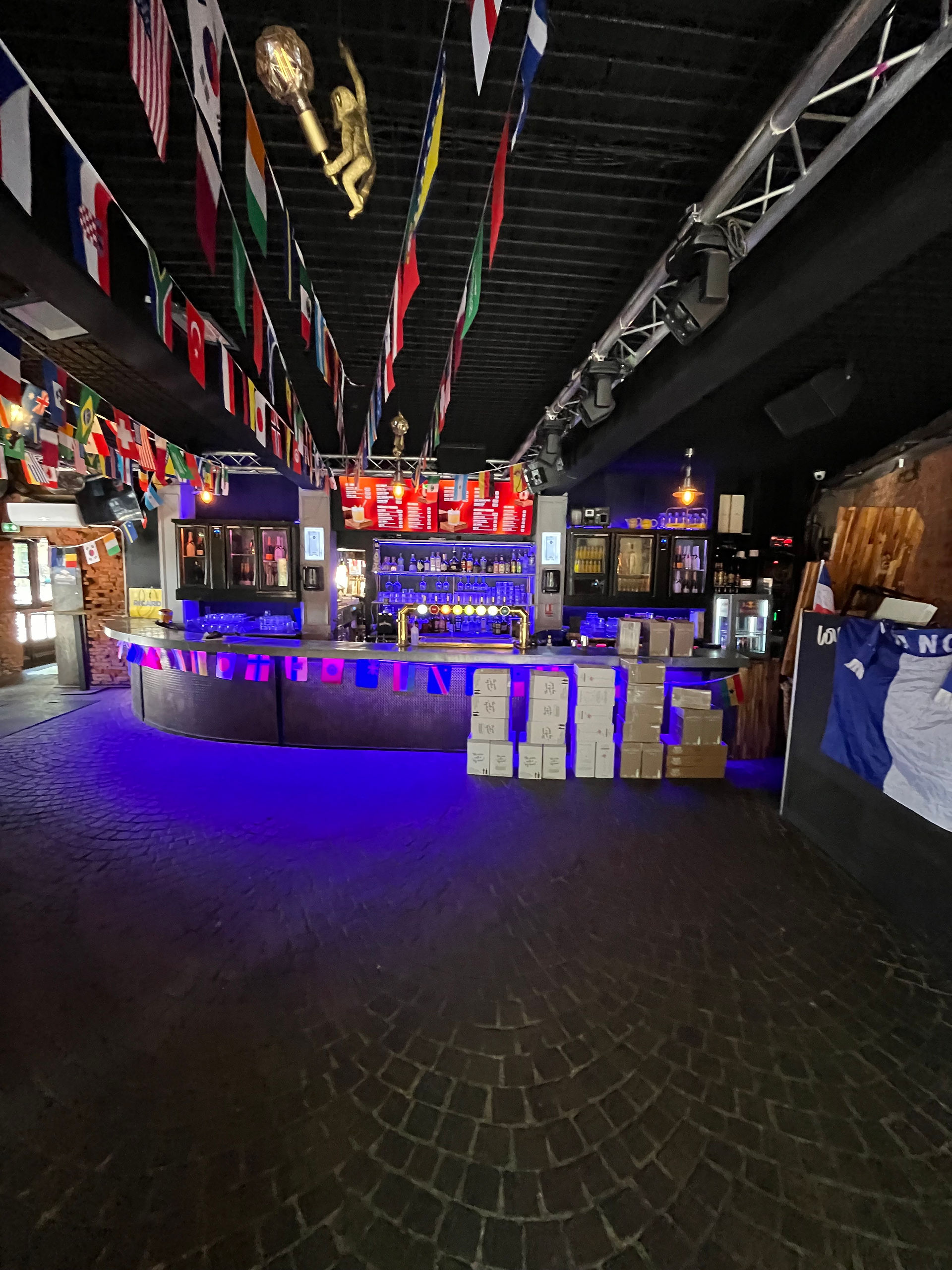 At the evening, the party comes alive at this student bar located on the Place Saint-Pierre in Toulouse.