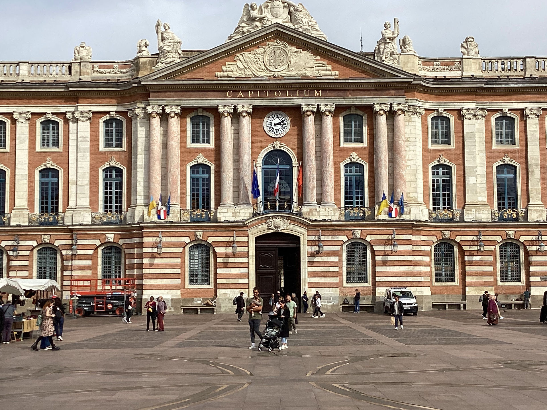 La magnifique façade du capitole de Toulouse et sa place.