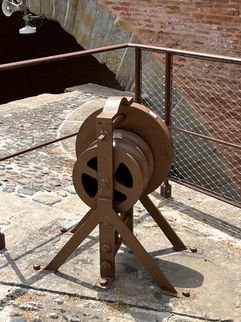 Ancienne poulie qui permettait d'ouvrir la porte de cette écluse donnant accès à la Garonne à Toulouse.