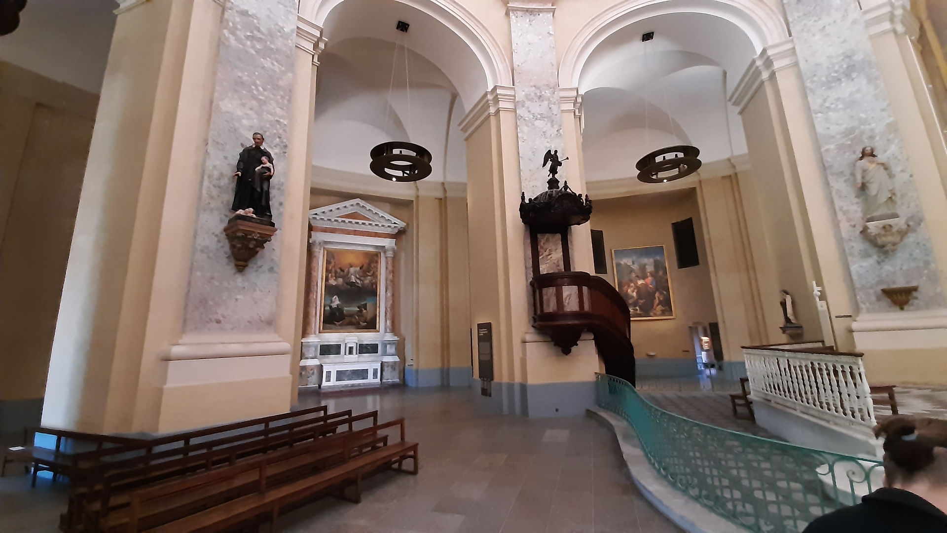 Magnífica decoración con objectos religiosos en el interior de la cúpula de la Grave en Toulouse.
