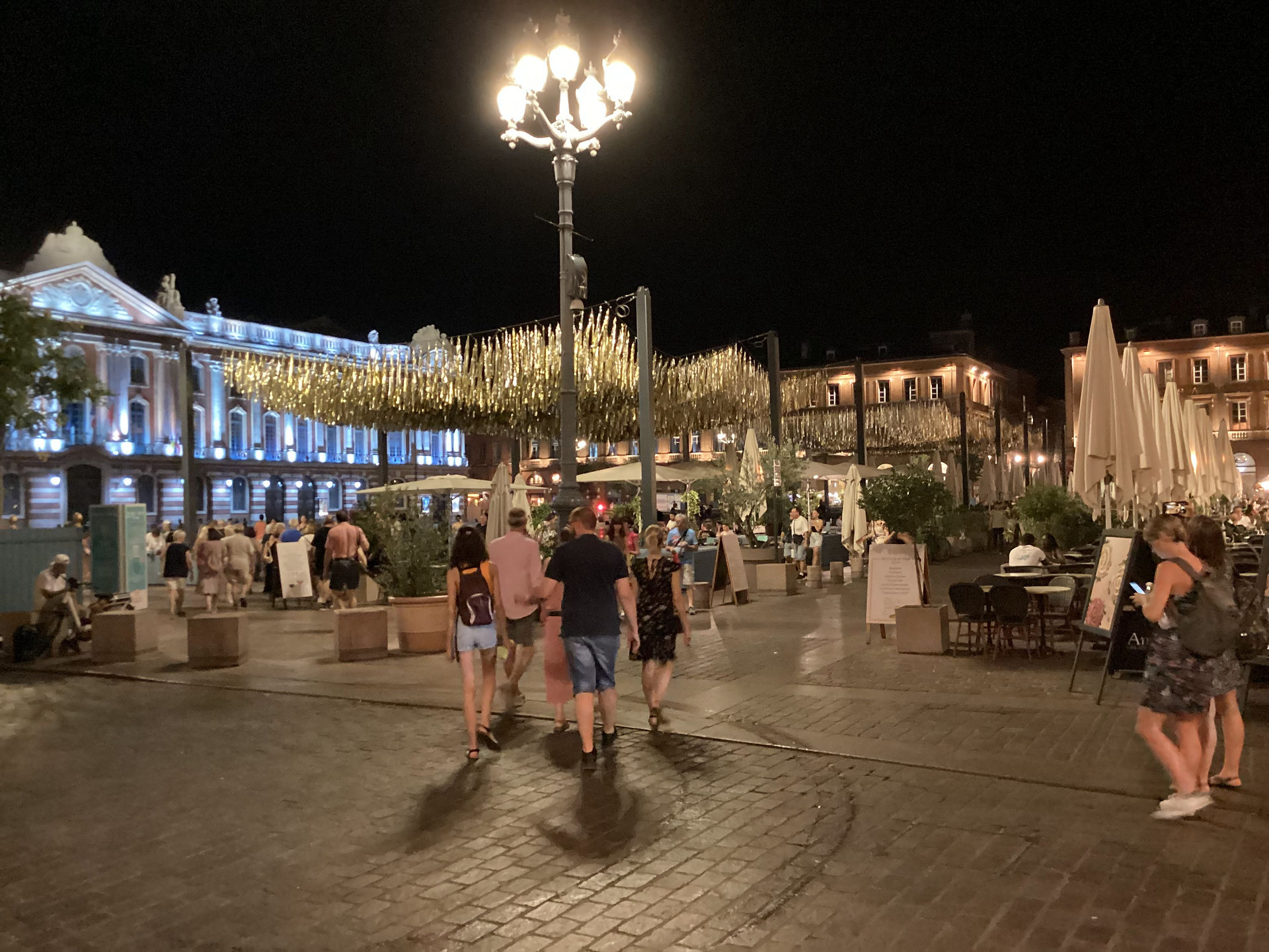 Il y a du monde la nuit Place du Capitole à Toulouse.