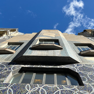 Wir können die prachtvolle Arbeit an dieser vollständig mit Mosaiken verzierten Fassade dieses Gebäudes in Toulouse beobachten.