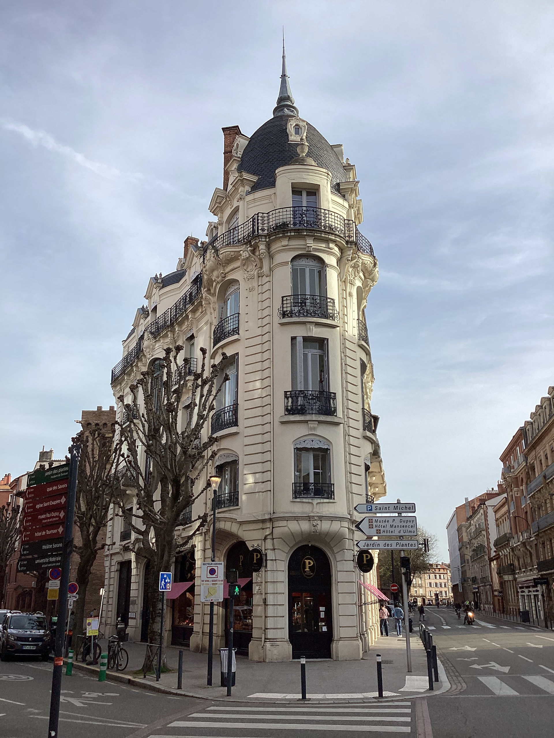 Très bel immeuble de style Haussmannien de Toulouse, avec son splendide dôme en son sommet.