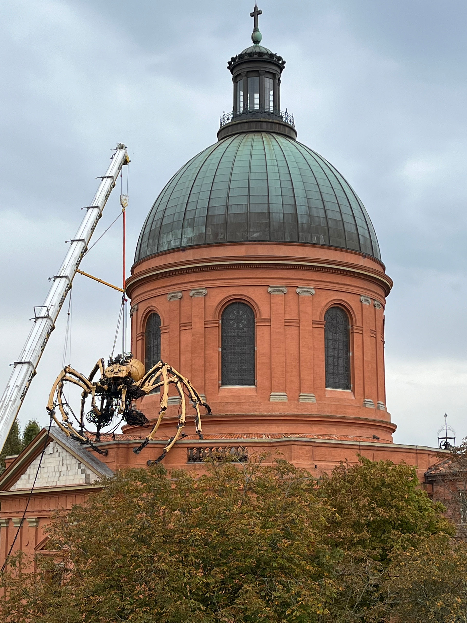 Une énorme araignée articulée crée par la Halle la machine de Toulouse.