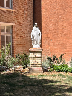 Très belle statue de la vierge sur socle située autour du beau Dôme de la Grave à Toulouse.