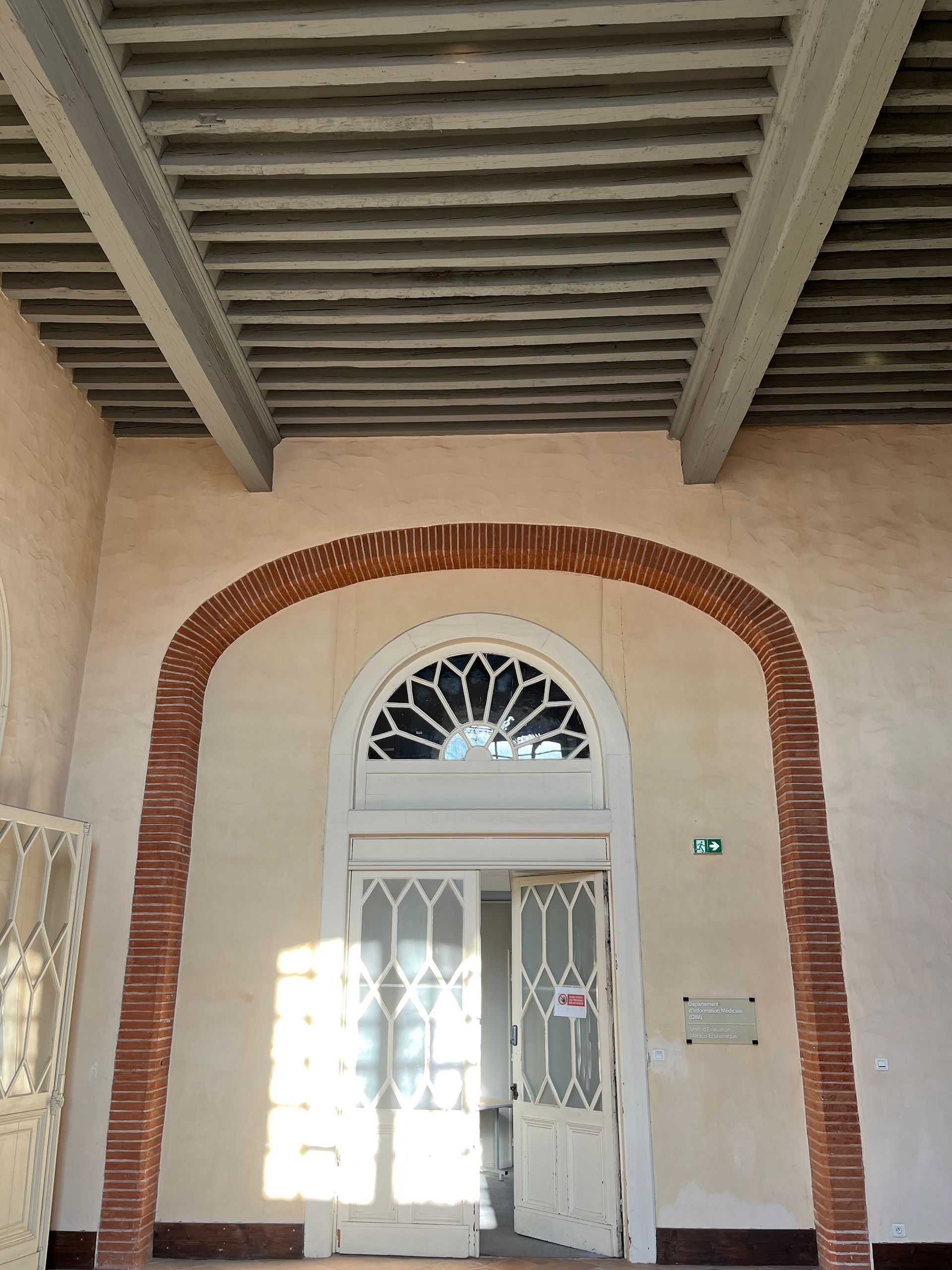 Magnifique plafond d'époque et ancienne porte rénovée que celle de L'Hôtel Dieu Saint-Jacques de Toulouse.