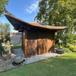 Dependencia de madera, con esculptura en el mercado de Jardin des Martels , cerca de Toulouse. 
