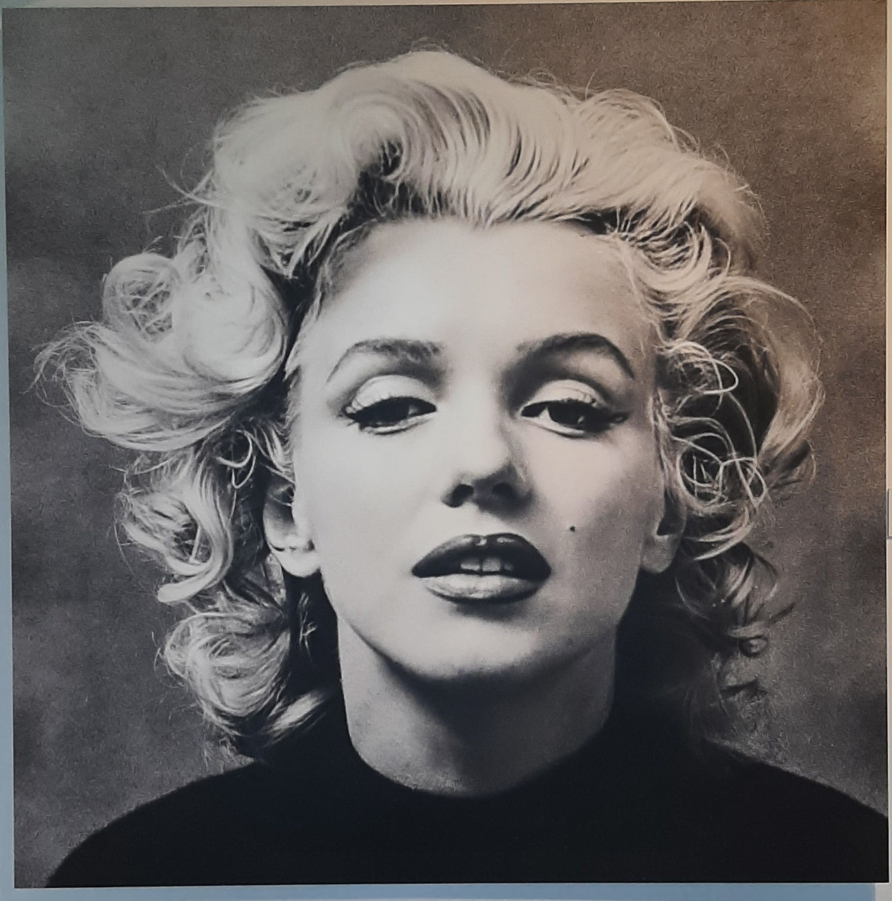 Très belle photo en noir et blanc de Marilyn Monroe lors d'une belle exposition dans cette ancienne usine hydraulique de Toulouse devenue site culturel.