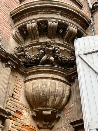 Splendide décor sculpté qui est la base d'une tour capitulaire se trouvant à la base d'une très belle tour capitulaire de ce bel hôtel particulier de Toulouse.