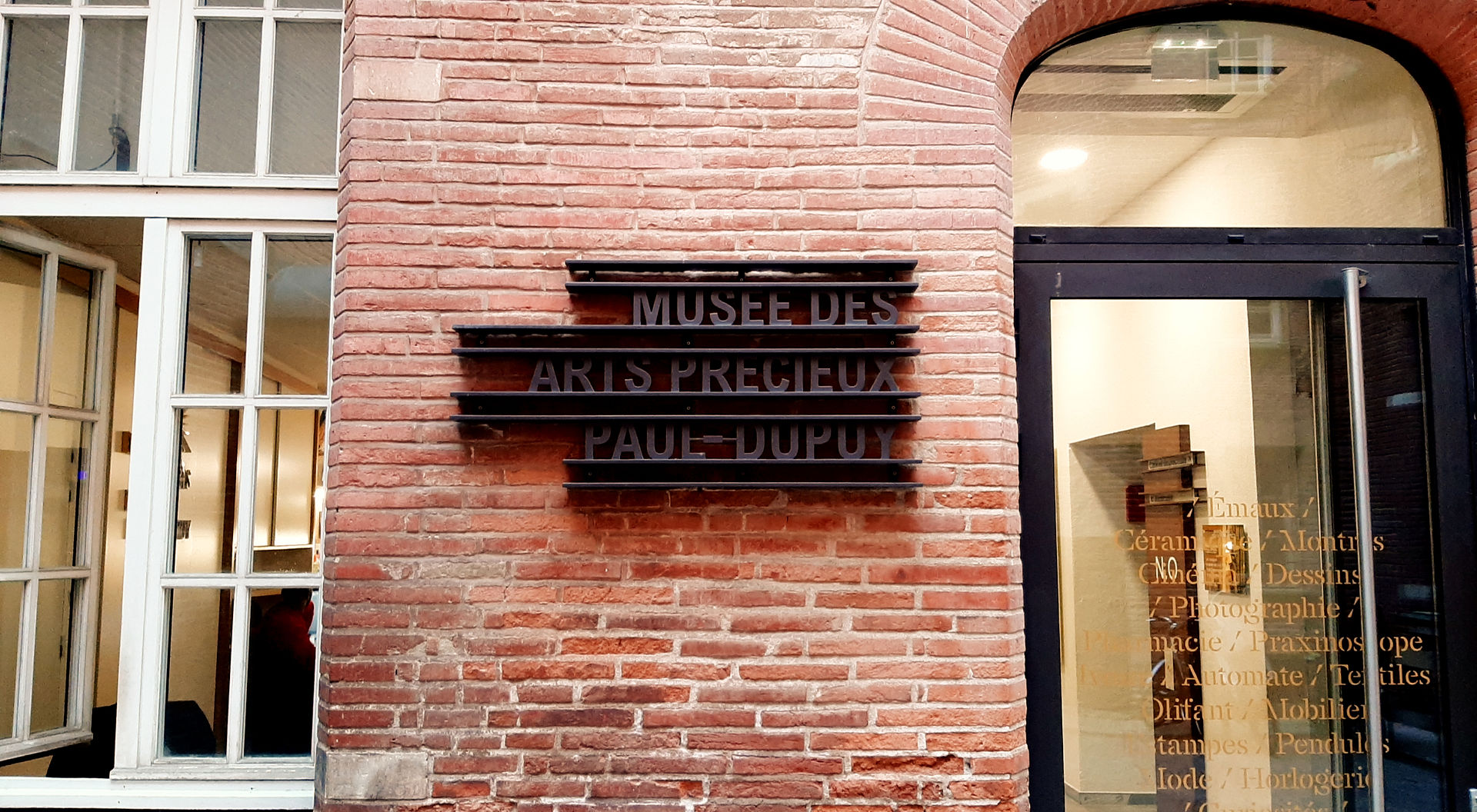 Paca con nombre en el patio de este hermoso mansión de Toulouse.