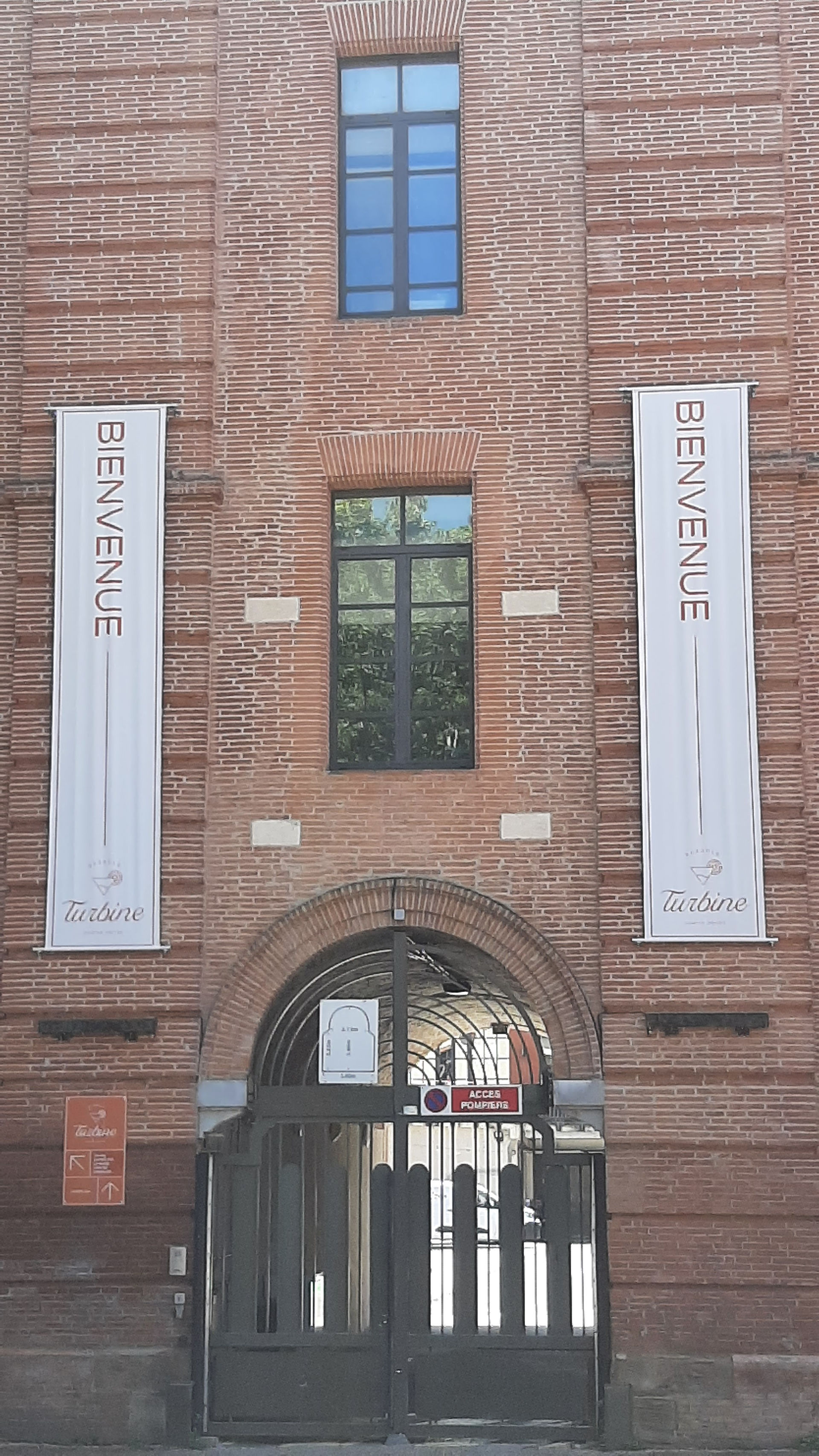 Bandeaux d'exposition sur la façade du site culturel du " Bazacle " de Toulouse.