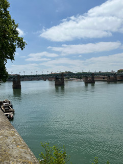 Le Pont Saint-Pierre de Toulouse qui part de la place du même nom pour rejoindre la rive gauche de la Garonne.