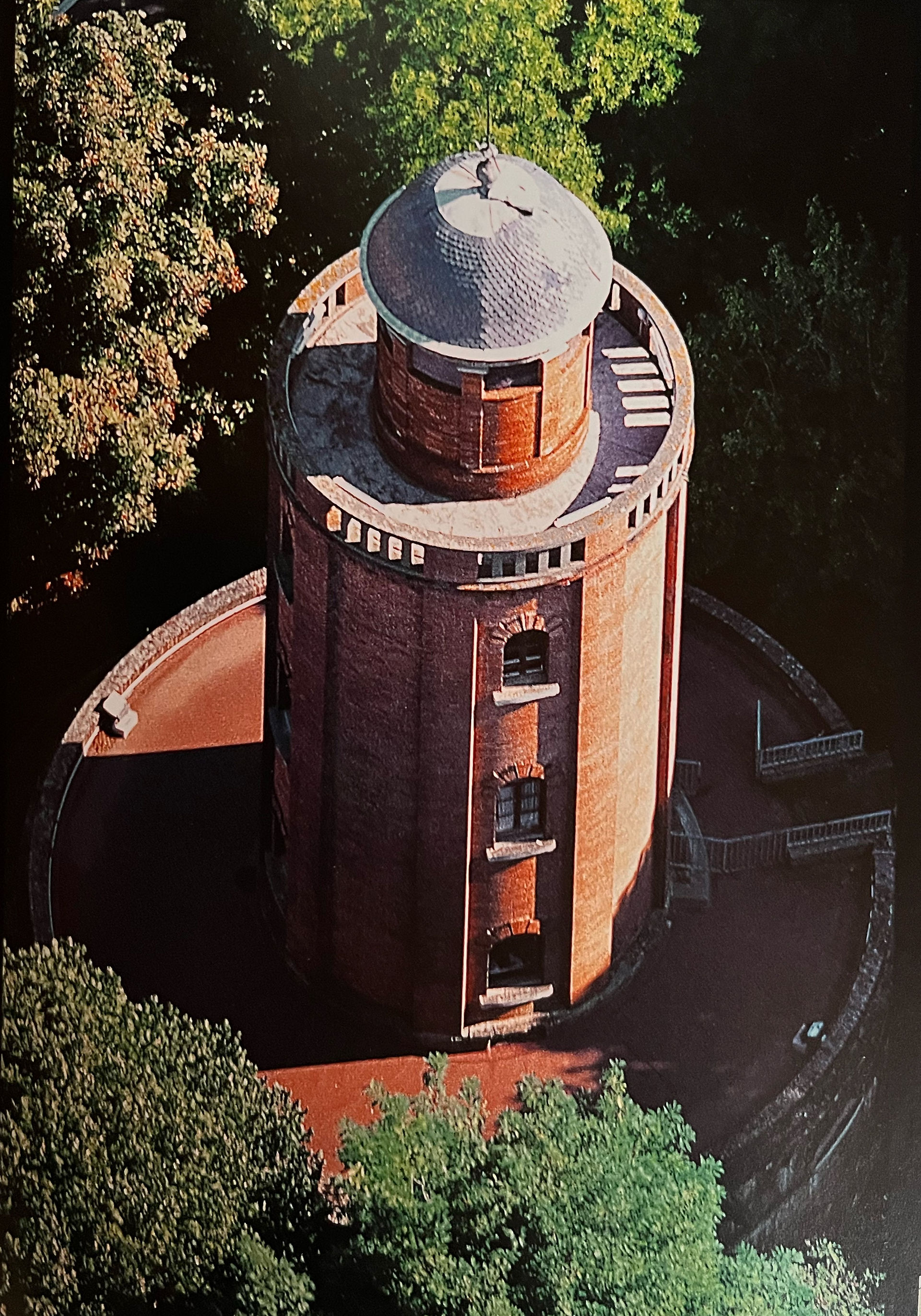 Vue du ciel du Château d'Eau de Toulouse, où on voit bien sa forme en éclipse.