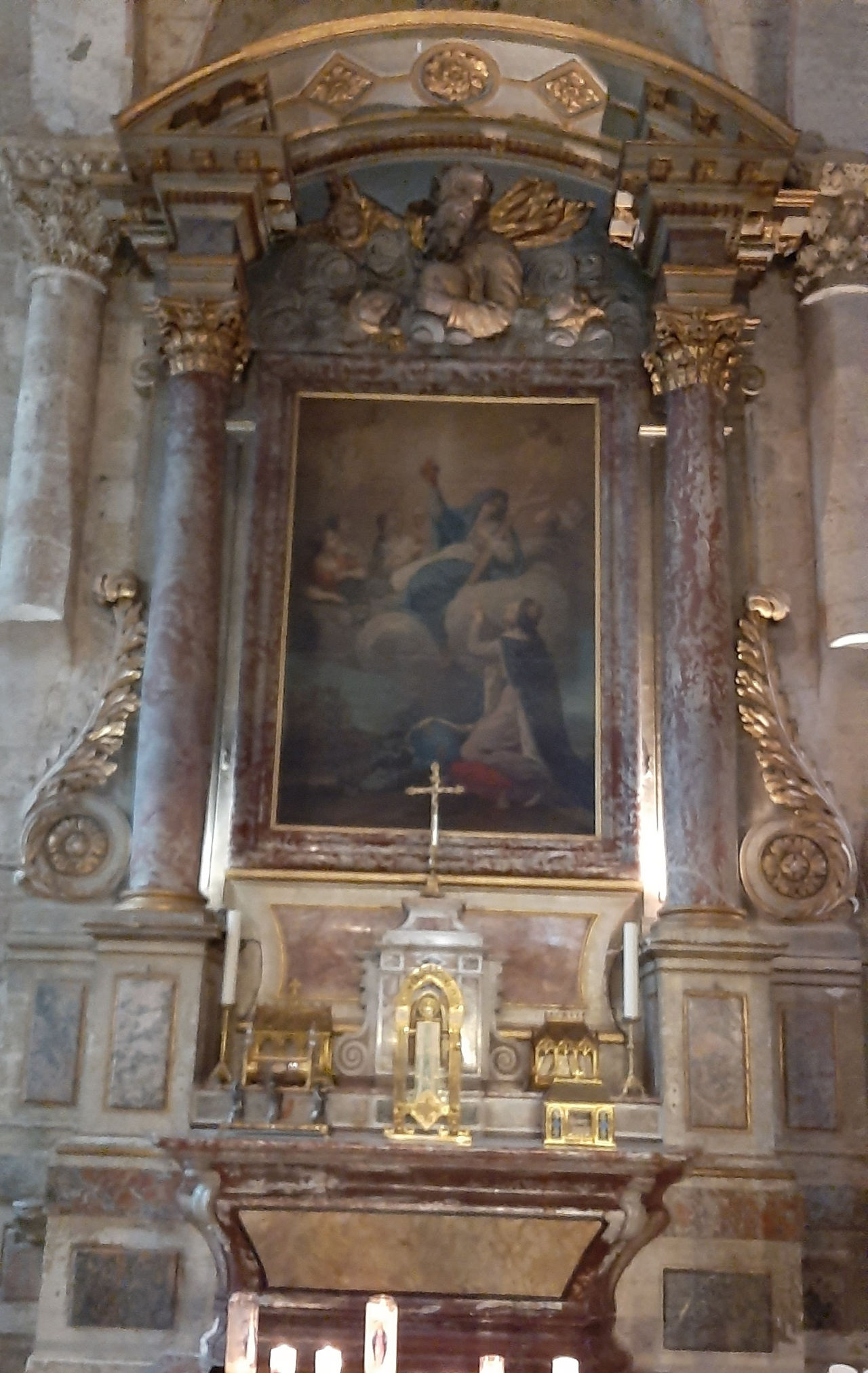 Splendide autel avec tableau dans un des nefs de la Basilique Saint-Sernin de Toulouse.