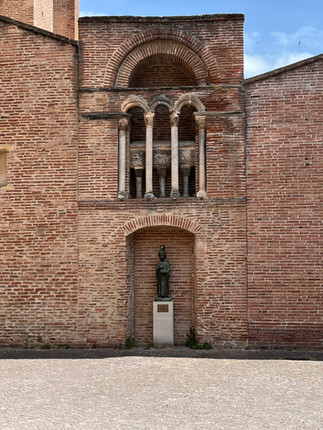 Très beau décor à l'architecture typique de Toulouse que ceux de cette belle église située sur les quais de Garonne.