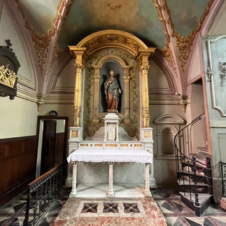 Sehr schöner Altar in einer kleinen Kapelle mit Marmorboden in dieser schönen Barockkirche von Toulouse.
