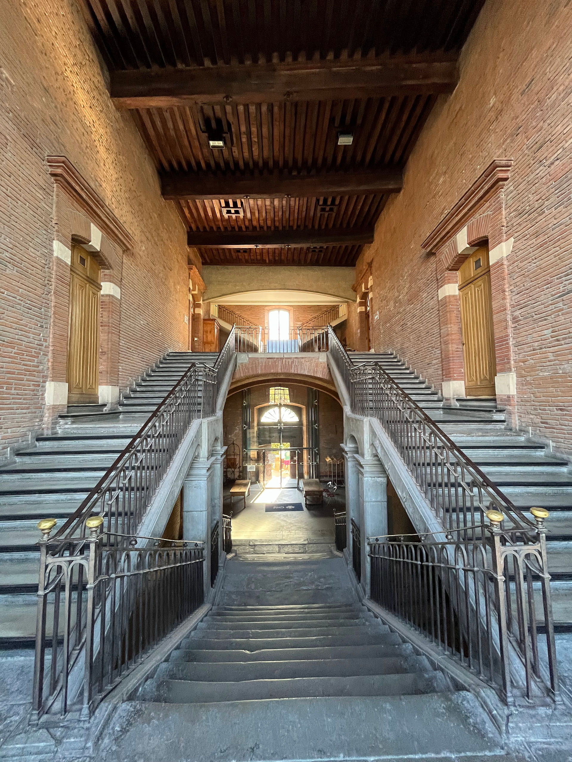 Magnifique entrée magistrale que celle de L'Hôtel Dieu saint-Jacques de Toulouse.