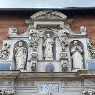 Qué magnífico frontón esculpido en piedra blanca de esta espléndida iglesia barroca de Toulouse.