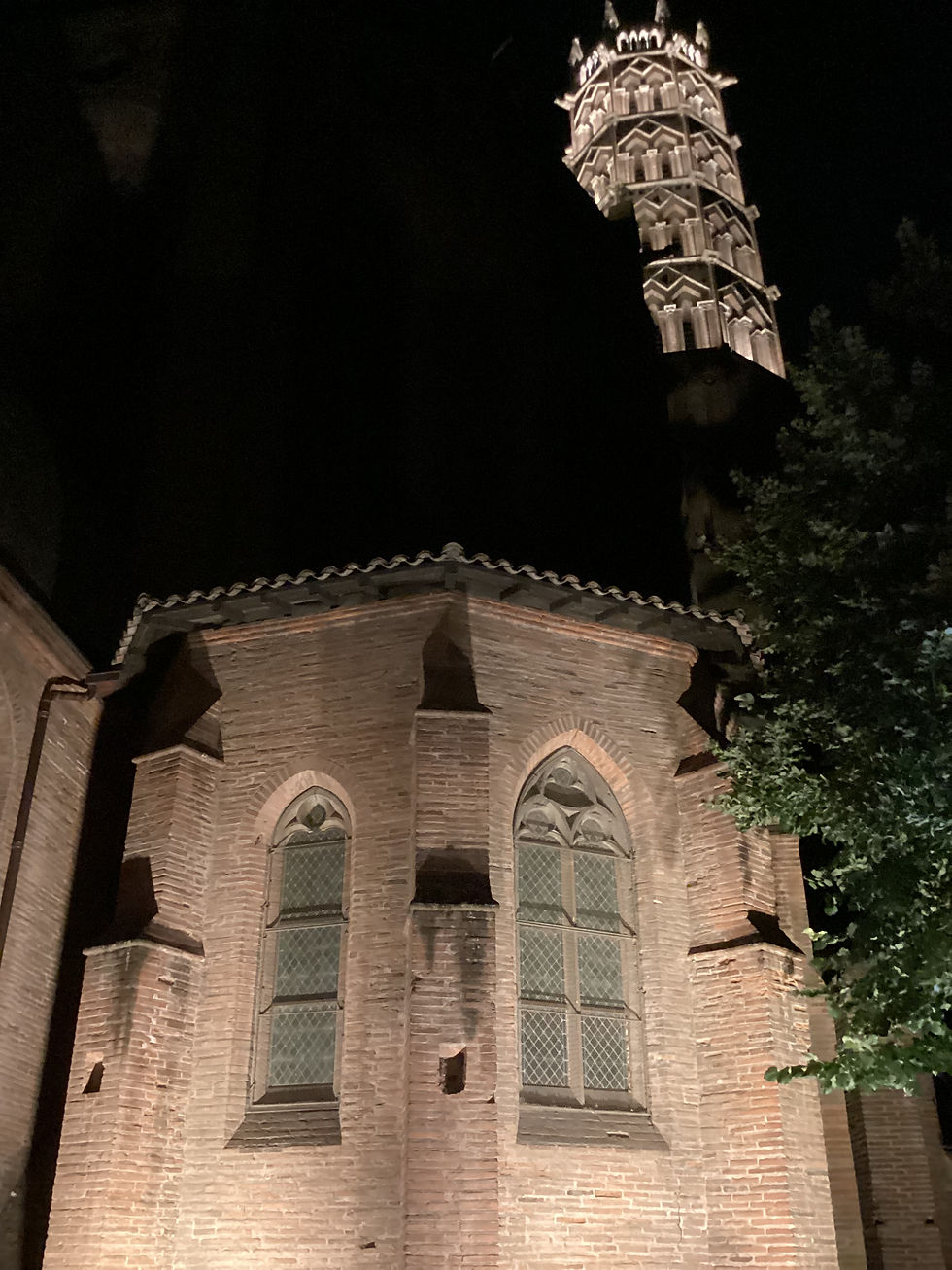 Foto que muestra en magnífico convento de los Jacobinos en Toulouse, con su campanario iluminado por la noche.