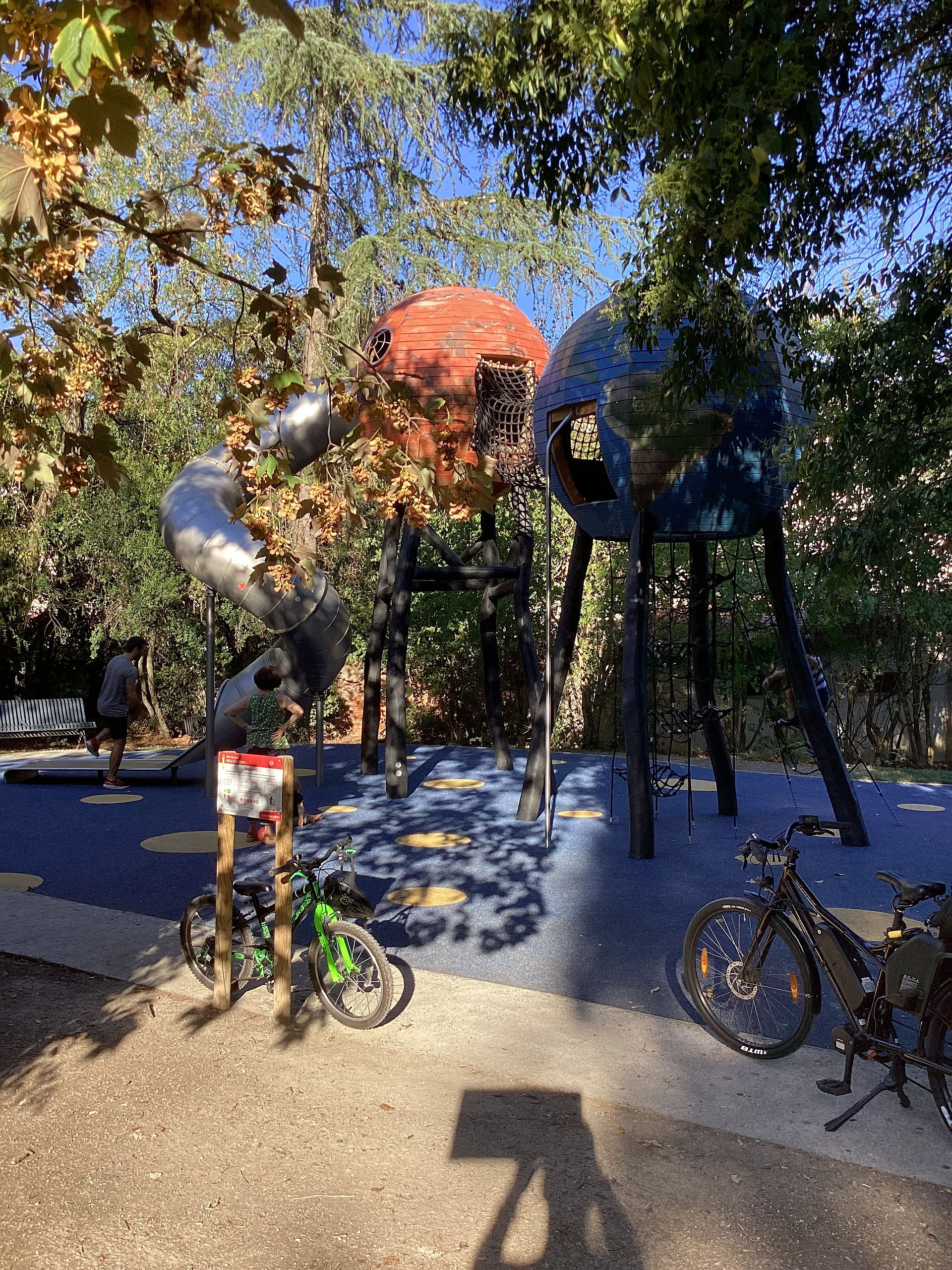 Aire de jeu pour enfant située dans le très beau jardin de l'Observatoire de " Jolimont " de Toulouse.