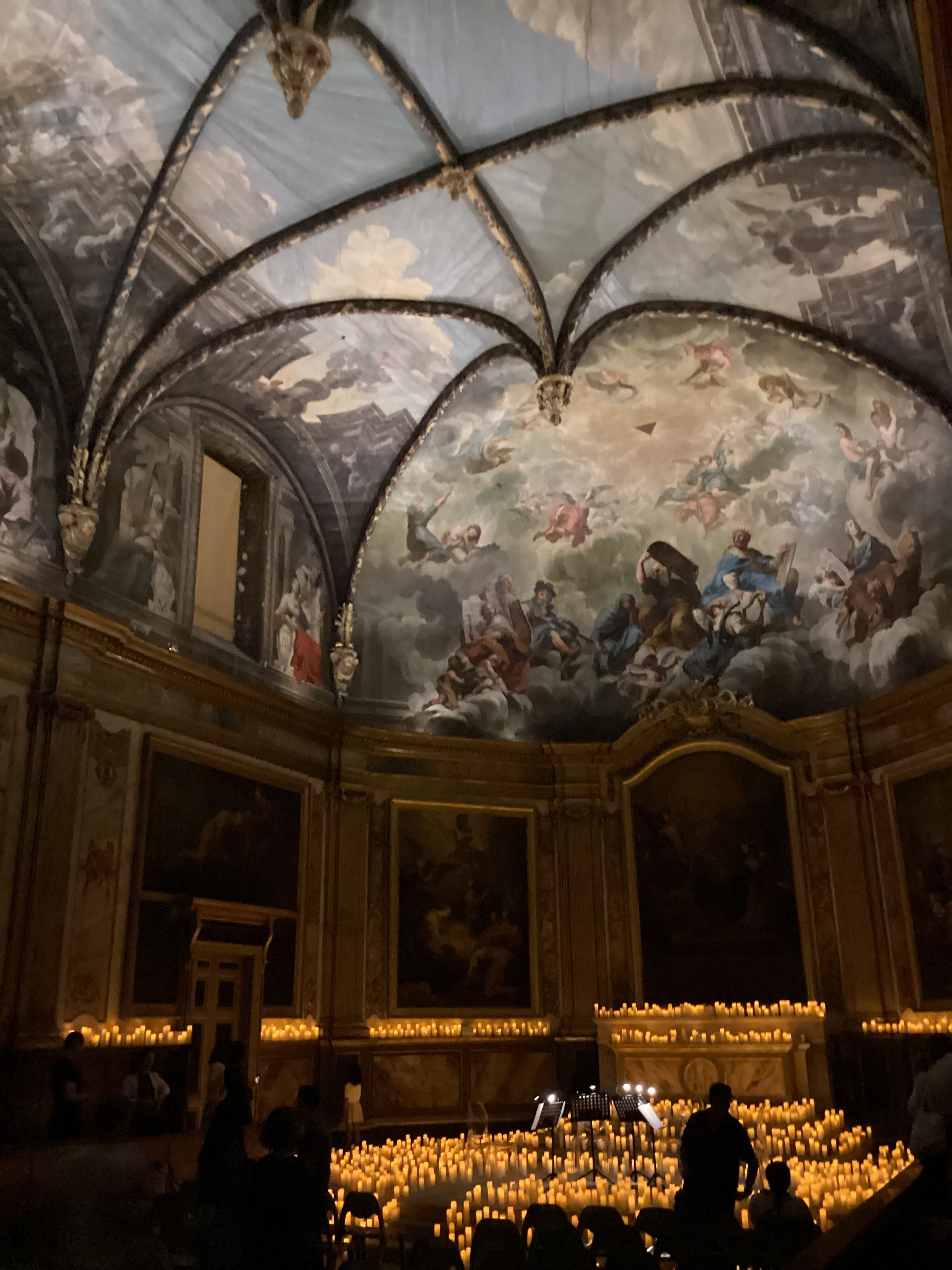Très beaux plafond peints et bougies dans cette très belle chapelle de Toulouse.