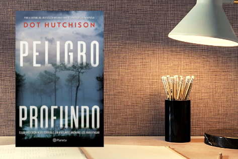 "Peligro Profundo" de Dot Hutchison