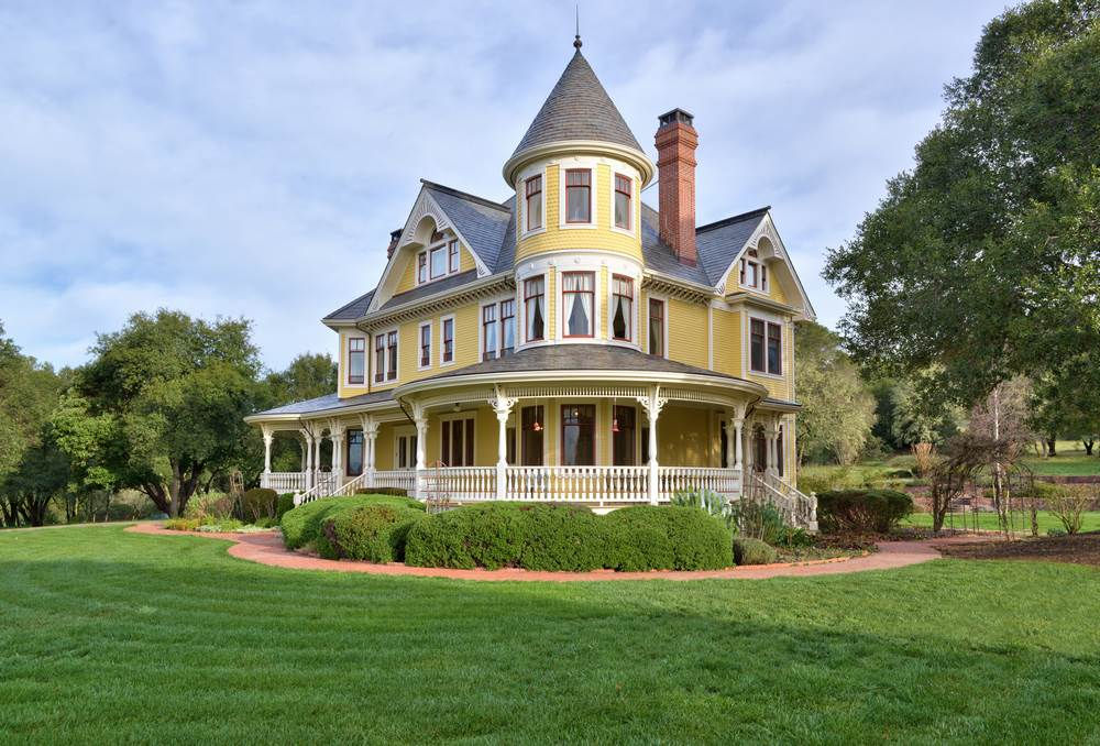 The difference between the popular Colonial and Victorian homes