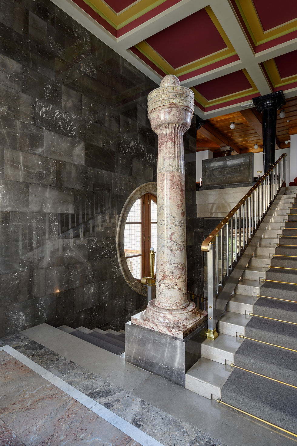 Steber na zadnjem podestu, foto Miran Kambič.jpg