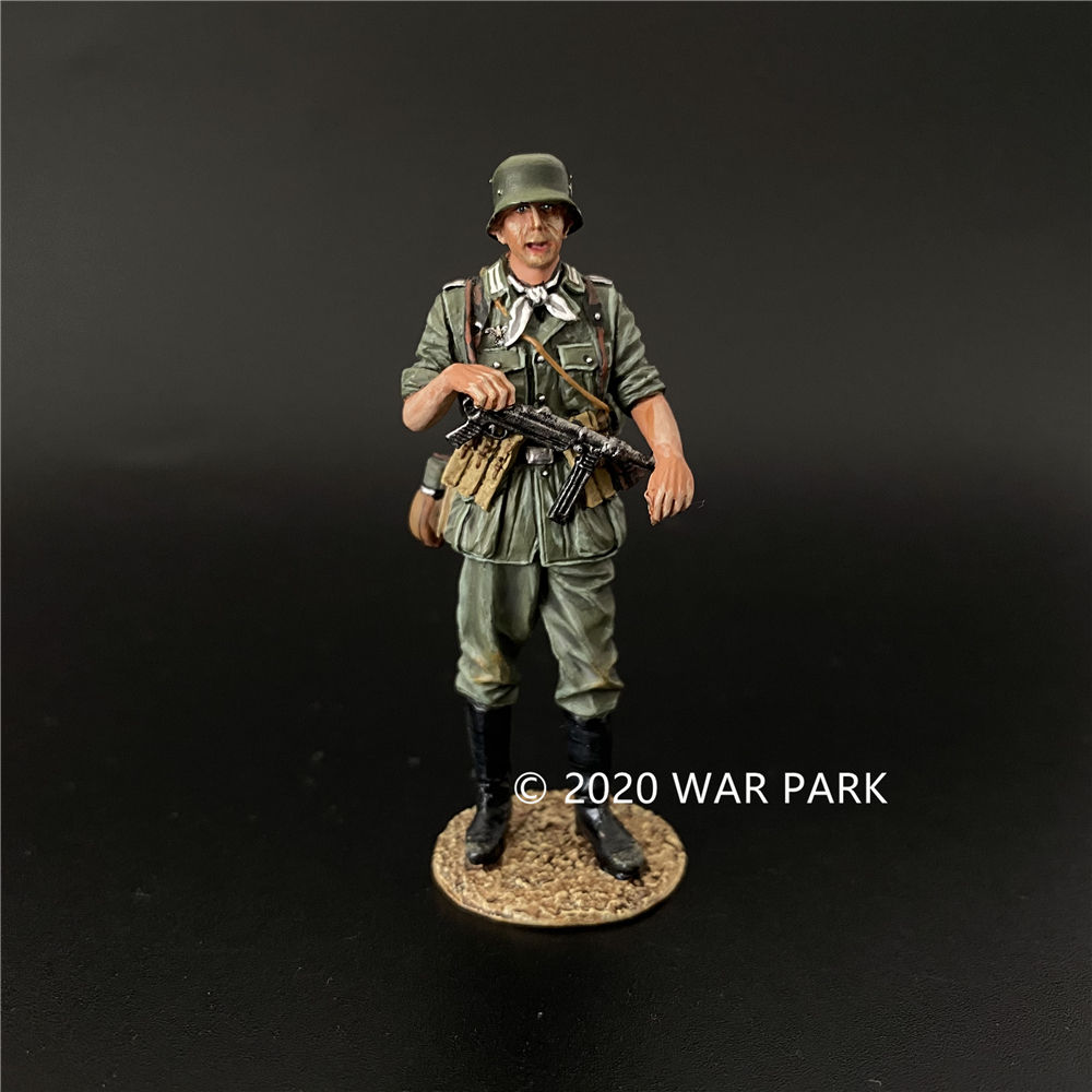 War Park KU056 Groß deutschland Resting with a MP40