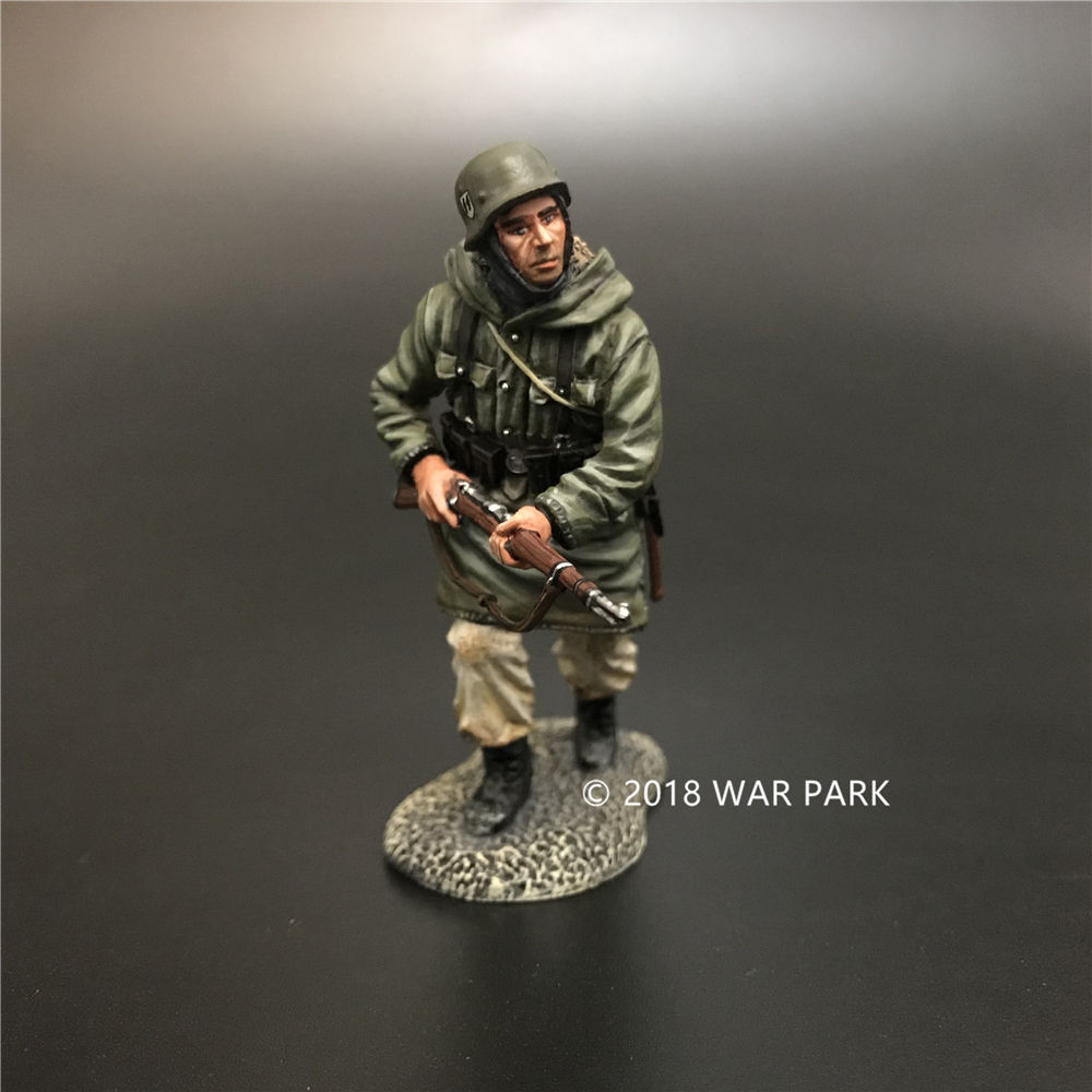 War Park KH015 LSSAH soldier running with 98k rifle
