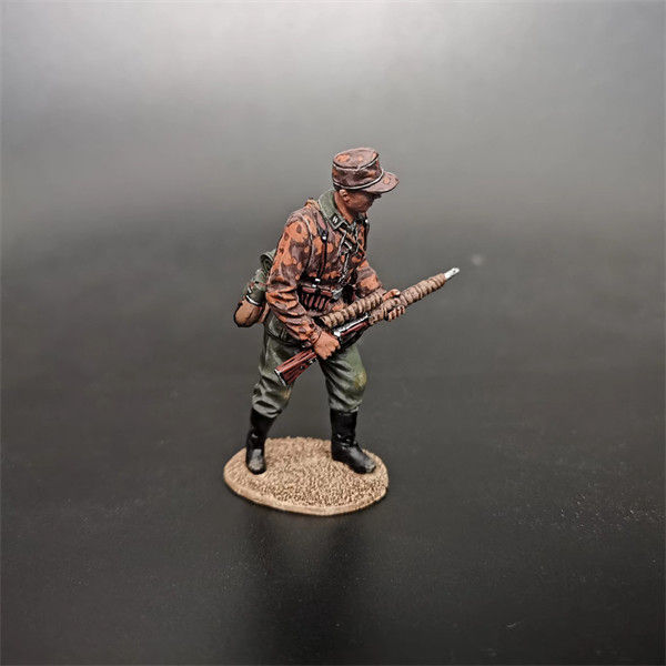 WAR PARK MINIATURES 1:30 WW2 GERMAN KH104 GERMAN WINTER TANK CREW A WAR PARK MINIATURES 1:30 WW2 GERMAN KH104 GERMAN WINTER TANK CREW A
