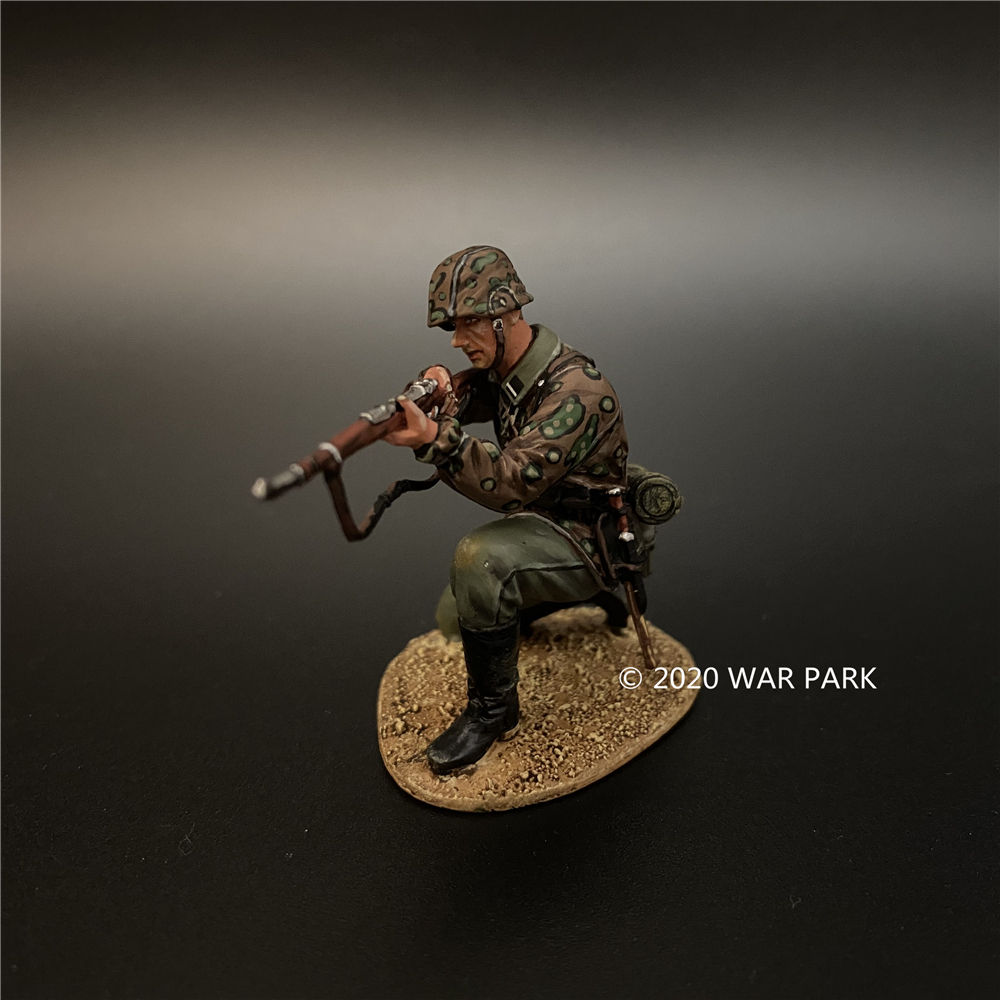 War Park KU049 Das Reich SS Kneeling Firing 98K Rifle