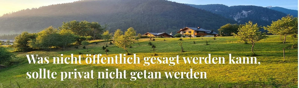 Eine schöne Wiese mit Bauernhof in Valbruna, Bäume blühen, blauer Himmel.