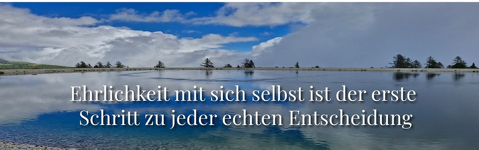 Der Speicherteich auf der Hochrindel in dem sich der Himmel spiegelt