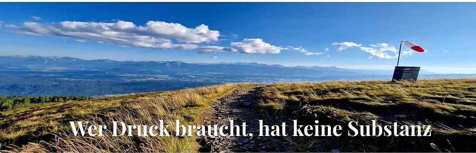 Wunderschöner Panoramablick von der Gerlitze über ganz Mittelkärnten. Oben weht eine Fahne die die Windrichtung für die Paragleiter anzeigt