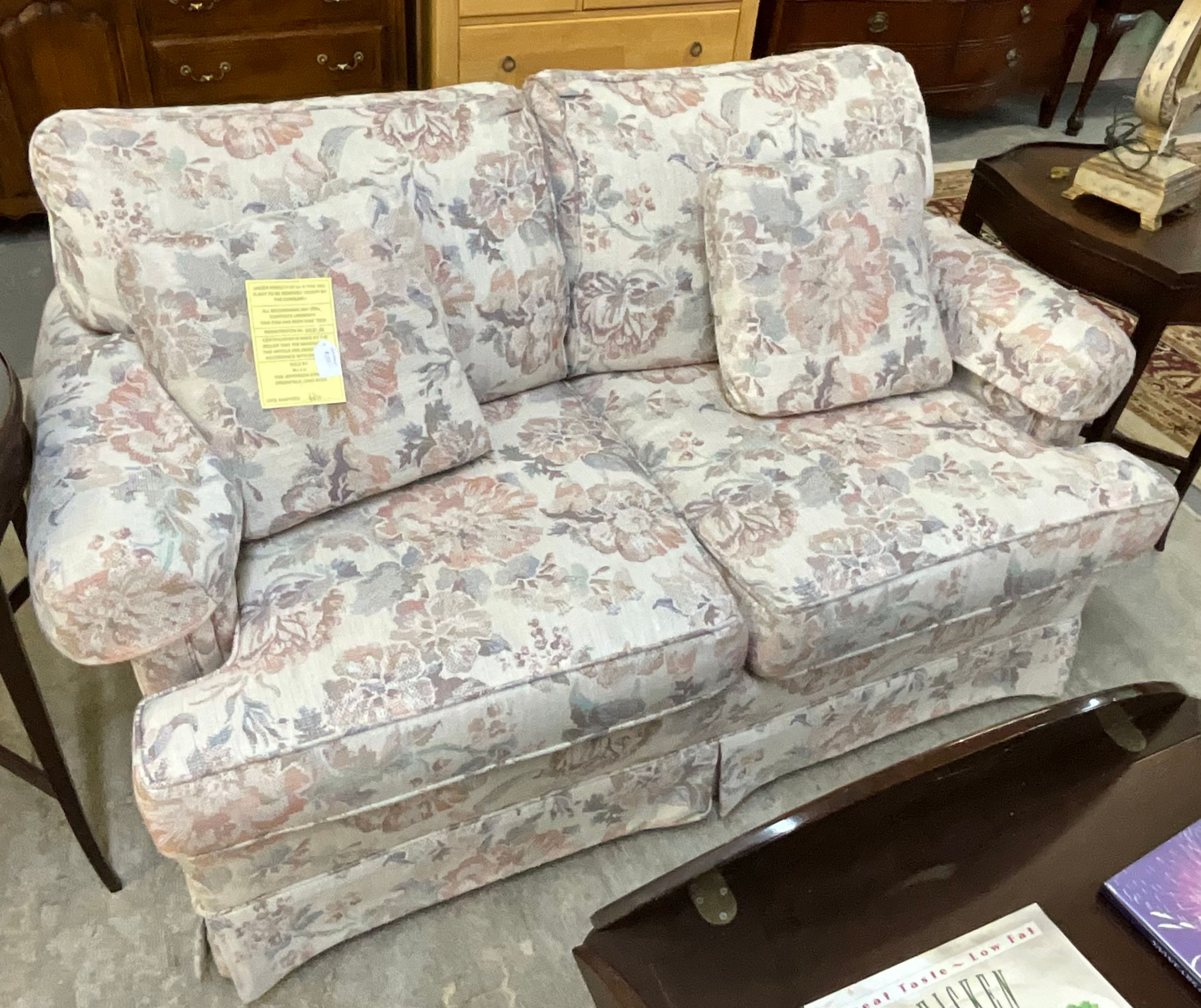 VERY CLEAN FLORAL SOFA