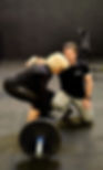 Grégory Eresman coach sportif à Strasbourg explique le deadlift à une cliente.